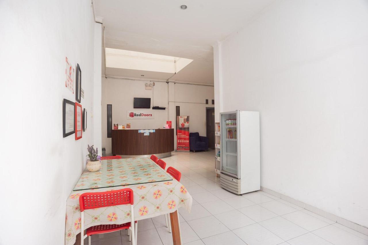 Reddoorz Syariah Near Grand Galaxy Park Hotel Ceger Ngoại thất bức ảnh