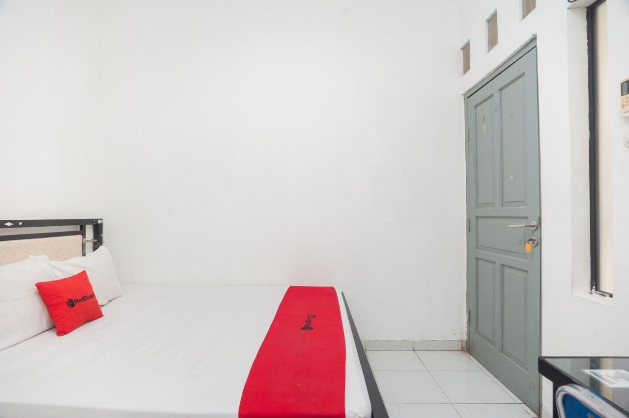 Reddoorz Syariah Near Grand Galaxy Park Hotel Ceger Ngoại thất bức ảnh