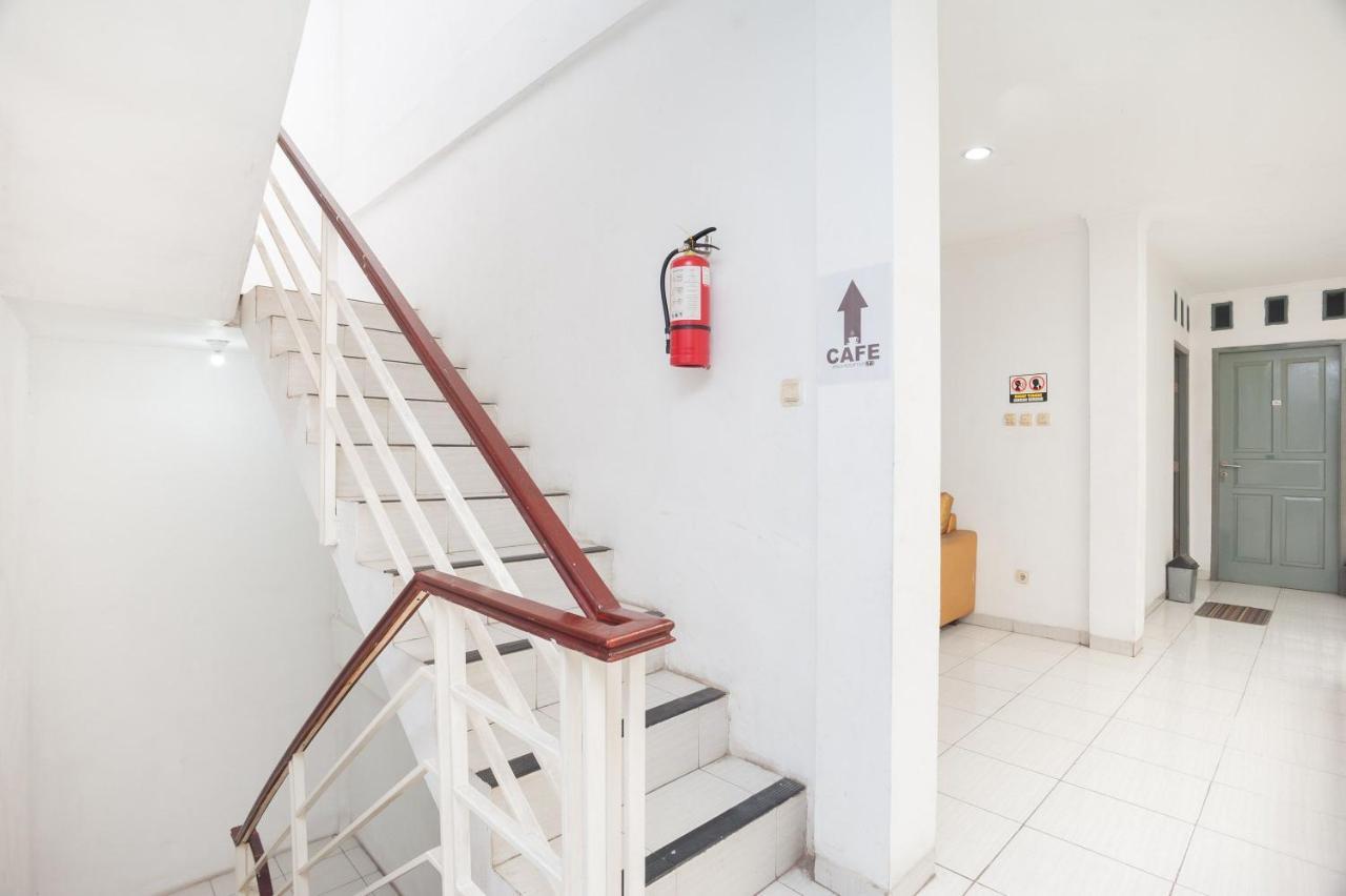 Reddoorz Syariah Near Grand Galaxy Park Hotel Ceger Ngoại thất bức ảnh