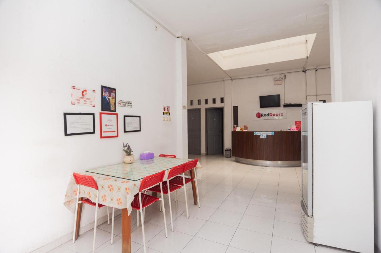 Reddoorz Syariah Near Grand Galaxy Park Hotel Ceger Ngoại thất bức ảnh