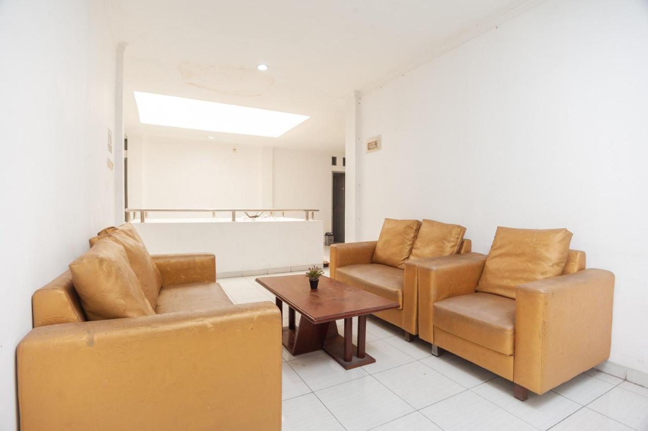 Reddoorz Syariah Near Grand Galaxy Park Hotel Ceger Ngoại thất bức ảnh