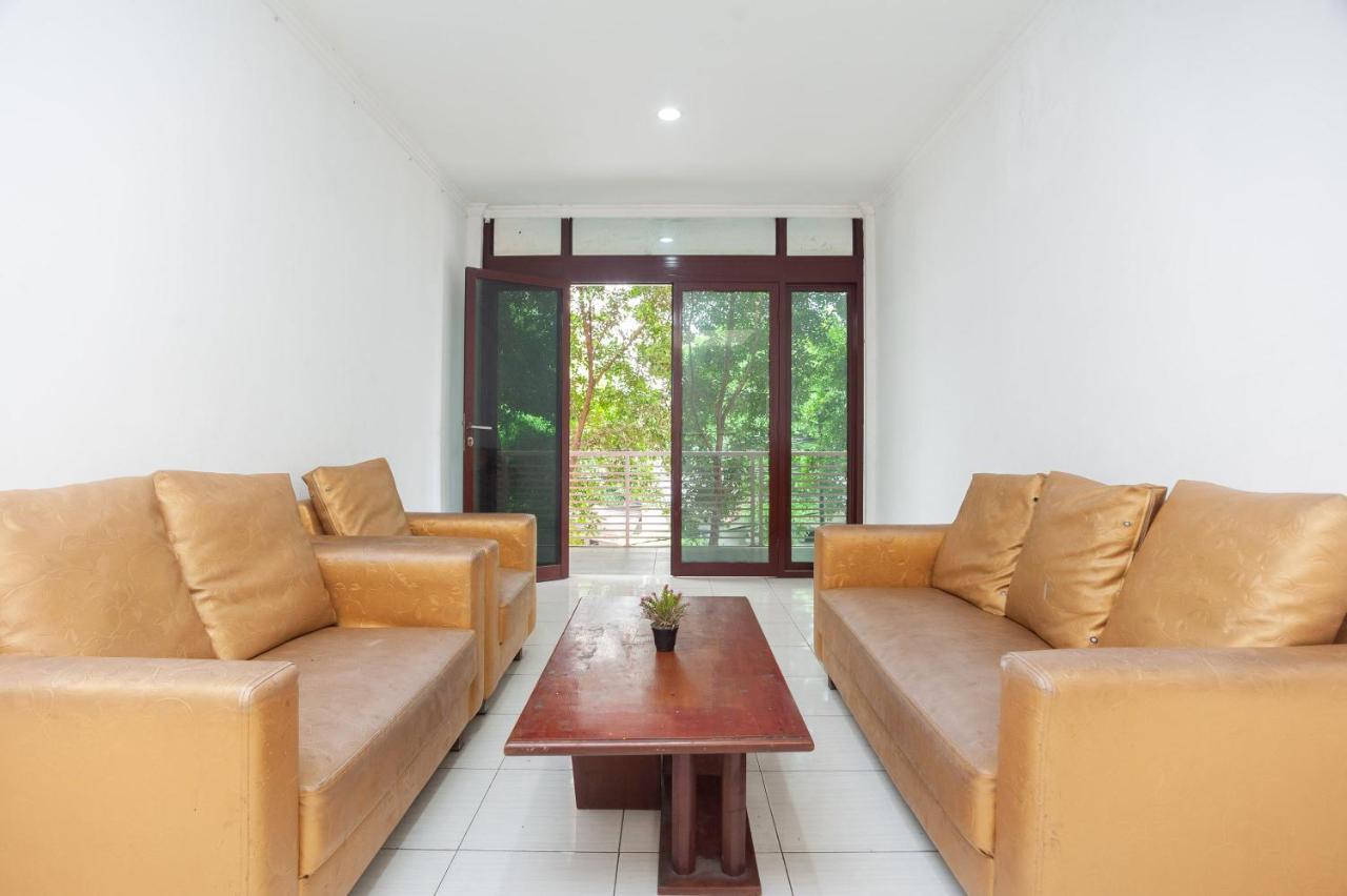 Reddoorz Syariah Near Grand Galaxy Park Hotel Ceger Ngoại thất bức ảnh