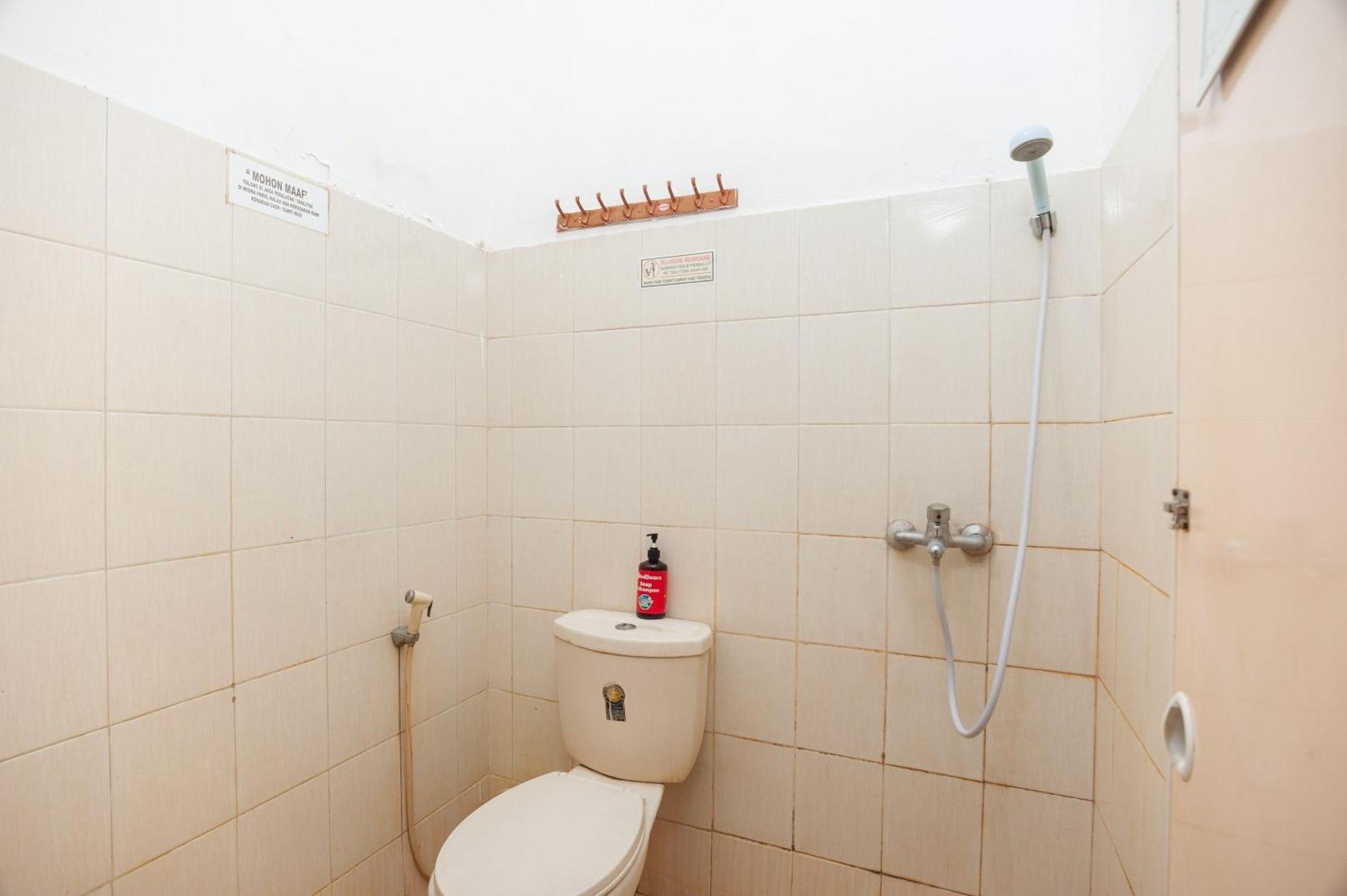 Reddoorz Syariah Near Grand Galaxy Park Hotel Ceger Phòng bức ảnh