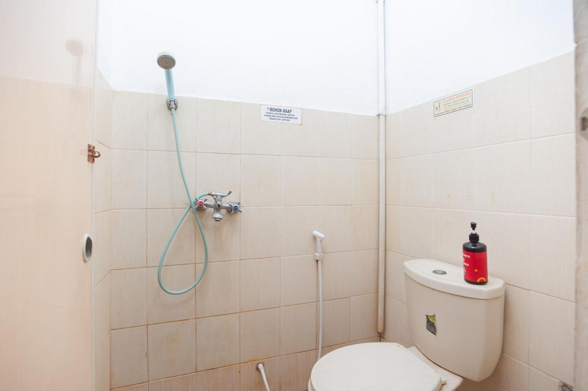 Reddoorz Syariah Near Grand Galaxy Park Hotel Ceger Phòng bức ảnh
